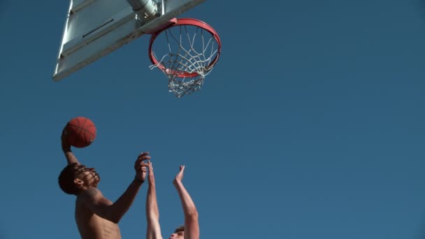 バスケットボールスラムダンクの超スローモーションショット ファントムフレックスで撮影 — ストック動画