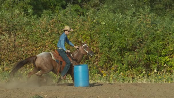 骑着马的女人以超级慢动作绕着枪管转 — 图库视频影像