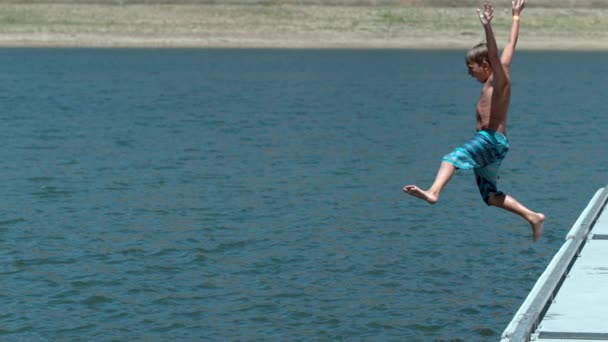 Αγόρι Πηδάει Από Την Αποβάθρα Στη Λίμνη Σούπερ Αργή Κίνηση — Αρχείο Βίντεο