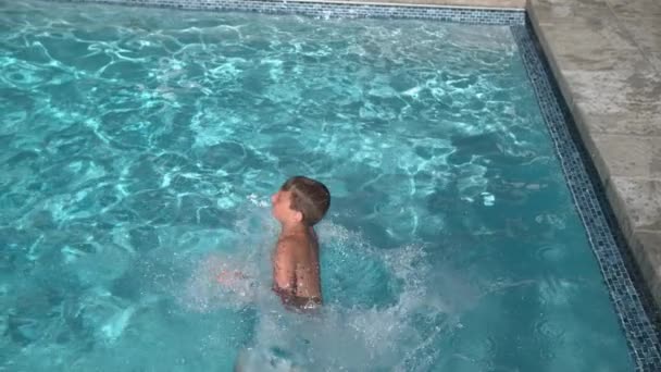 Junge Springt Superzeitlupe Pool — Stockvideo