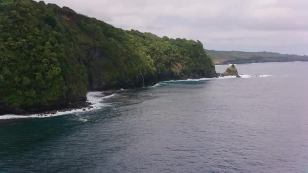 하와이 마우이 2018 마우이 해안선을 폭포를 공중에서 수있다 신동파와 헬륨으로 — 비디오