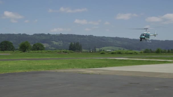 Helikopteri Tekee Matalan Korkeuden Syöttö Maaseudulla Lentokentällä Laukaus Punaisella Eepoksella — kuvapankkivideo