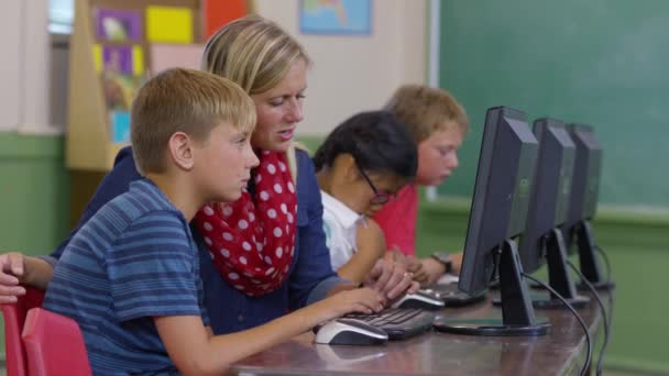 Учитель Помогает Студентам Компьютерном Классе — стоковое видео