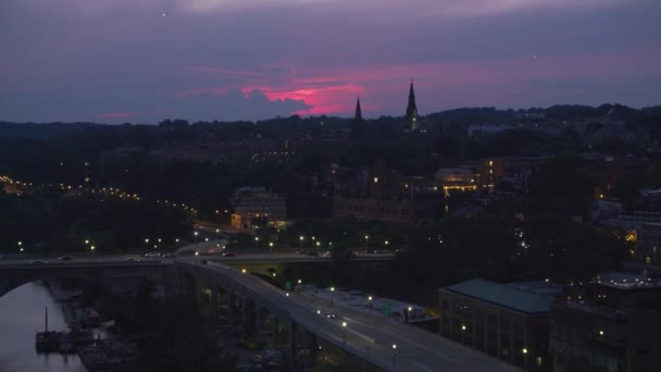 ワシントンD 2017年頃 日没時にジョージタウン大学への空中アプローチ CineflexとRed Epic Heliumで撮影 — ストック動画
