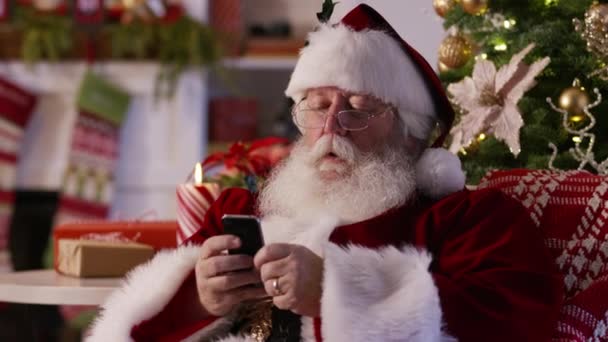 Weihnachtsmann Schreibt Sms Mit Handy Und Macht Selfie — Stockvideo