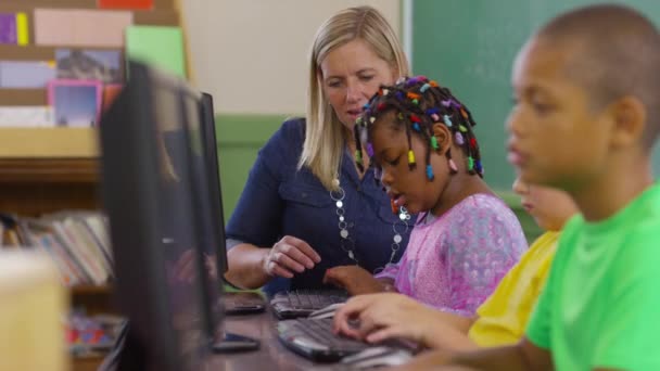 Δάσκαλος Και Μαθητής Που Εργάζονται Υπολογιστές Στη Σχολική Τάξη — Αρχείο Βίντεο