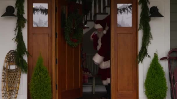 Άγιος Βασίλης Βγαίνει Από Σπίτι — Αρχείο Βίντεο