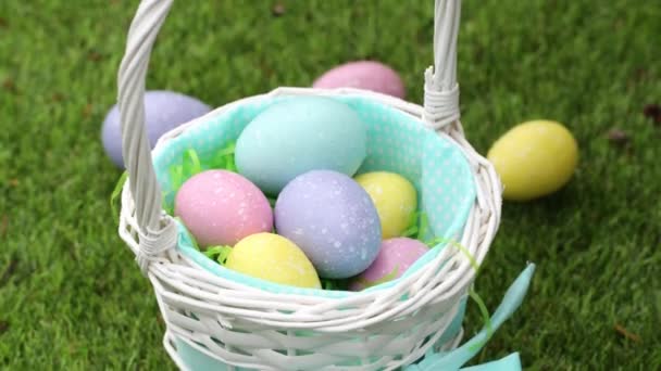 Paskalya Yumurtalarını Sepete Koyan Küçük Kızı Yakından Çek — Stok video