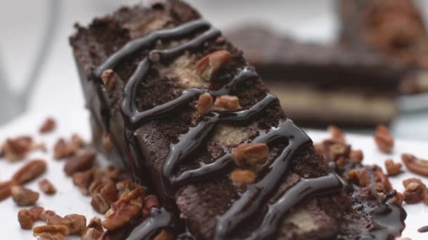 Pecan Nueces Cayendo Sobre Pastel Chocolate Cámara Súper Lenta Disparado — Vídeo de stock