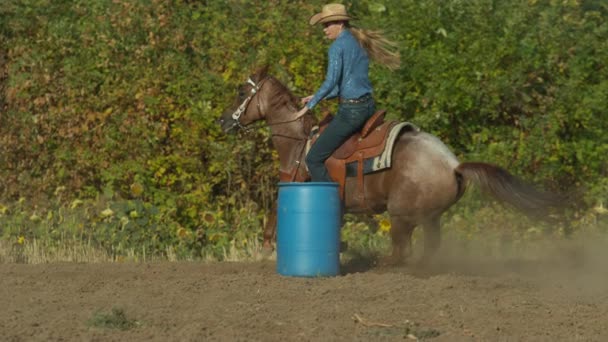 Mujer Caballo Dando Vueltas Por Barril Cámara Súper Lenta — Vídeos de Stock