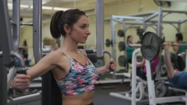 Genç kadın spor salonunda egzersiz