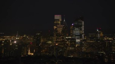 Philadelphia, Pennsylvania 2017 dolaylarında Philadelphia şehir merkezindeki gece hava manzaralı binalar. Cineflex ve RED Epic-W Helyum ile çekilmiştir..