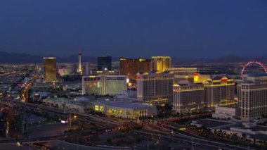 Las Vegas, Nevada 2017 dolaylarında, geceleri Las Vegas Bulvarı 'nın havadan görünüşü. Cineflex ve RED Epic-W Helyum ile çekilmiştir..