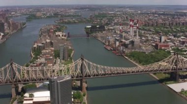 New York City, New York dolayları-2017 Roosevelt Adası ve Queensboro Köprüsü üzerinde uçuyor. Cineflex ve RED Epic-W Helyum ile çekilmiştir..