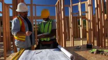 İnşaat İşçileri dijital tablet iş sitede kullanma