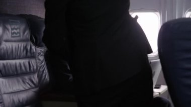 Uçak uçuşunda çalışan iş adamları.