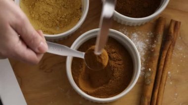 Bir çay kaşığı tarçın.