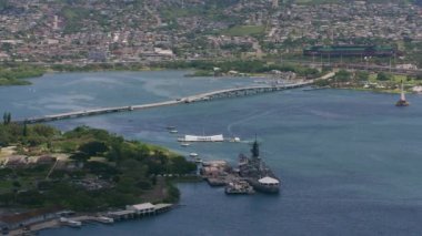 Oahu, Hawaii 2018 dolaylarında. Pearl Harbor 'daki Battleship Missouri ve USS Arizona Memorial' ın havadan görüntüsü. Cineflex ve RED Epic-W Helyum ile çekilmiştir..