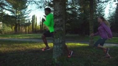 Dışarıya koşan insanların Fantom Flex 4K 'de çekimleri yavaş çekim.