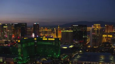 Las Vegas, Nevada 2017 dolaylarında, geceleri Las Vegas Bulvarı 'nın havadan görünüşü. Cineflex ve RED Epic-W Helyum ile çekilmiştir..