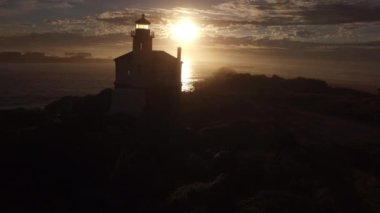 Bandon, Oregon 'daki Coquille Nehri Deniz Feneri' nin havadan görünüşü