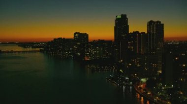 Miami, Florida şehir merkezinin hava gece görüşü