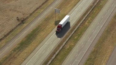 Texas 'ta otoyoldaki tırın hava görüntüsü.