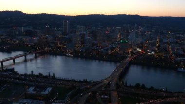 Portland Şehri, Oregon, ABD hava klibi alacakaranlıkta: 4K Ultra HD
