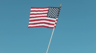 Ağır çekimde Amerikan bayrağı sallıyor, Phantom Flex 4K 'de çekiliyor.