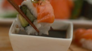 Yakın çekim suşiyi soya sosuna batırmak süper yavaş çekimde, Fantom Flex 4K ile çekiliyor.