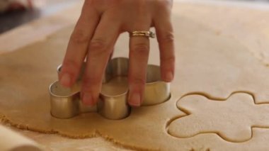 Zencefilli kurabiye kesiyorum.