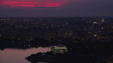 Washington, D.C. 2017 dolaylarında, Jefferson Memorial 'da güneş doğarken Capitol' den uzakta. Cineflex ve RED Epic-W Helyum ile çekilmiştir..