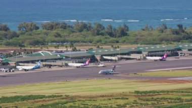 Maui, Hawaii 2018 dolaylarında. Maui 'deki Kahului Havaalanı' nın havadan görüntüsü. Cineflex ve RED Epic-W Helyum ile çekilmiştir..
