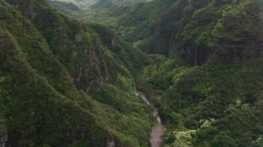 Kauai, Hawaii 2018 dolaylarında, Kauai 'deki Hanapepe Vadisi' nin havadan görünüşü. Cineflex ve RED Epic-W Helyum ile çekilmiştir..