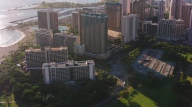 Oahu, Hawaii 2018 dolaylarında. Waikiki tatil beldelerinin havadan görünüşü. Cineflex ve RED Epic-W Helyum ile çekilmiştir..