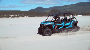 ATV 'nin Oregon' daki kum tepelerinde sürüşünün süper yavaş çekimi, Phantom Flex 4K ile çekildi.