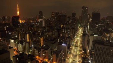 Tokyo, Japonya 2018 dolaylarında. Tokyo, Japonya şehir merkezinin gece çekim süresi doluyor..