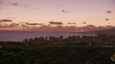 Honolulu, Oahu, Hawaii 2018 civarı. Akşam karanlığında Honolulu ve Waikiki 'nin hava görüntüsü. Cineflex ve RED Epic-W Helyum ile çekilmiştir..