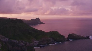 Molokai, Hawaii 2018 dolaylarında. Molokai sahil şeridinde günbatımının hava manzarası. Cineflex ve RED Epic-W Helyum ile çekilmiştir..