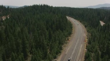 Kaliforniya - 2017 dolaylarında, Kuzey Kaliforniya 'da I-5 otobanından giriş yapıldı. Cineflex ve RED Epic-W Helyum ile çekilmiştir..