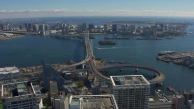 Tokyo, Japonya 2018 dolaylarında. Tokyo 'daki Gökkuşağı Köprüsü' nün havadan görünüşü. Kırmızı kamerayla helikopterden çekilmiş..
