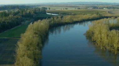 Willamette Nehri 'nin havadan görünüşü ve Dayton, Oregon yakınlarındaki tarım arazisi