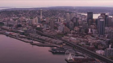 Seattle, Washington. 2017 dolaylarında. Şafakta Seattle 'ın havadan görüntüsü. Cineflex ve RED Epic-W Helyum ile çekilmiştir..