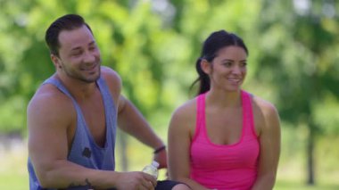 Parktaki atletik çift su molası verdi.