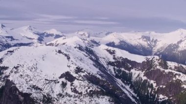 British Columbia, Kanada 2018 dolaylarında. Karla kaplı dağ sırasının havadan görünüşü. Helikopterden Cineflex gimbal ve RED Epic-W kamerasıyla çekildi..