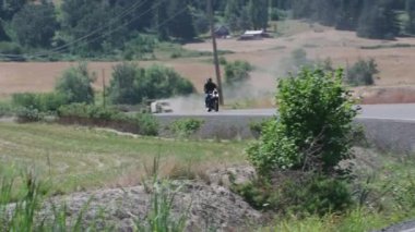 Country Road 'da motosiklet süren bir adamın görüntüsü. Ticari kullanım için tamamen serbest.