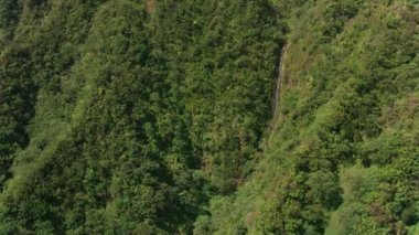 Oahu, Hawaii 2018 dolaylarında. Dik orman arazisindeki şelalenin havadan görünüşü. Cineflex ve RED Epic-W Helyum ile çekilmiştir..