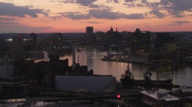 Baltimore, Maryland. 2017 dolaylarında. Gün batımında Baltimore 'a havadan yaklaşma. Cineflex ve RED Epic-W Helyum ile çekilmiştir..