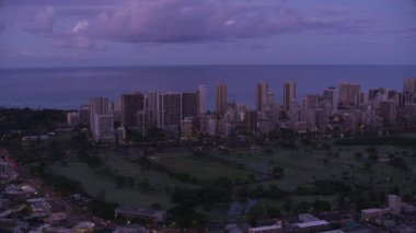 Waikiki, Oahu, Hawaii yaklaşık 2018, gün doğumunda Waikiki 'nin havadan görünüşü. Cineflex ve RED Epic-W Helyum ile çekilmiştir..