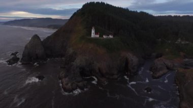 Gün batımında, Oregon 'da Heceta Head Deniz Feneri' nin hava görüntüsü.